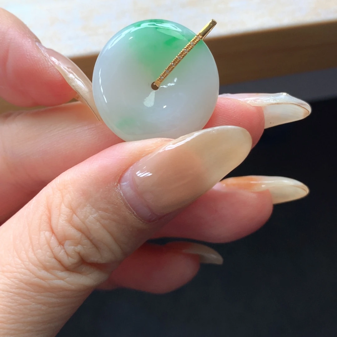 翡翠18K金镶嵌颈饰吊坠