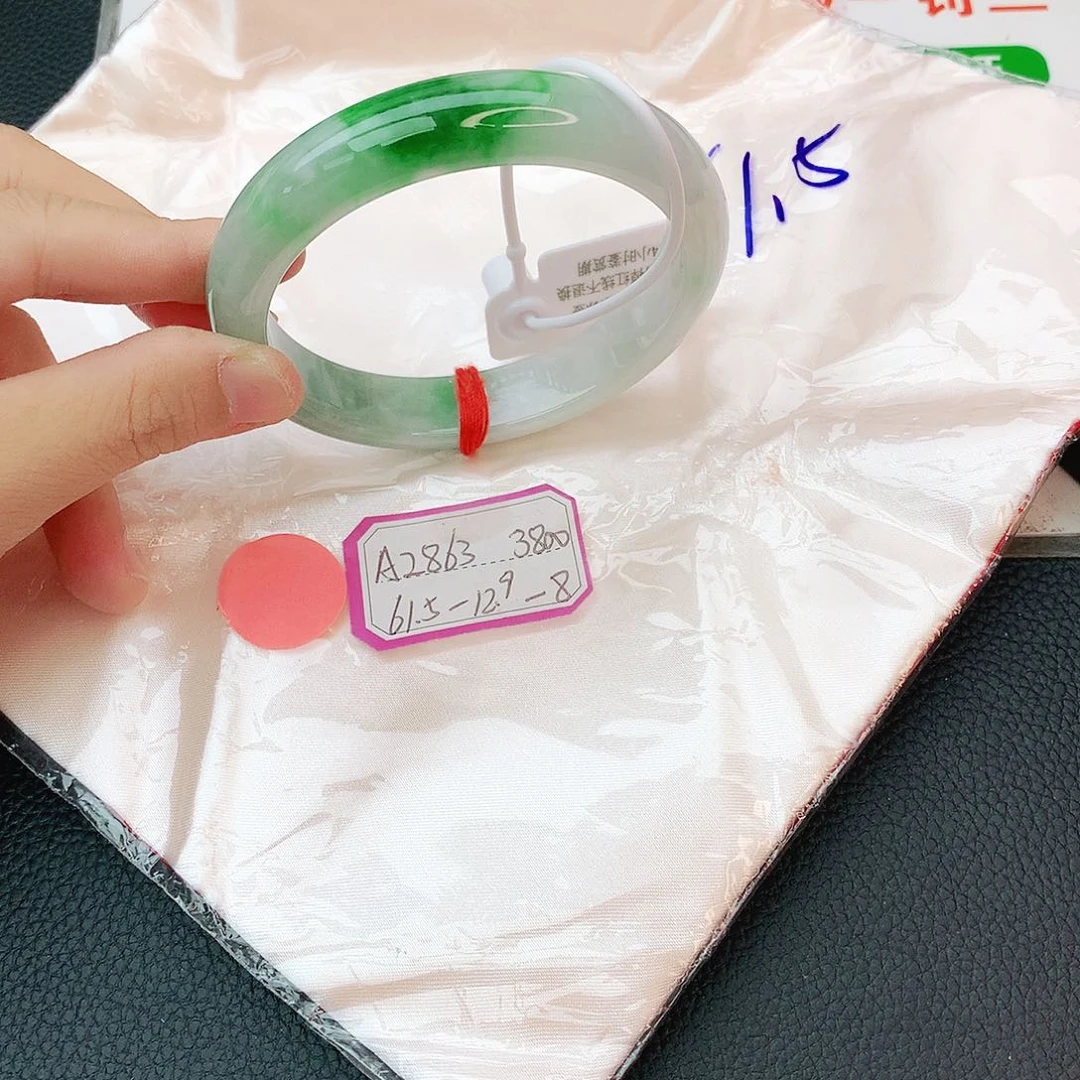 翡翠手镯未镶嵌翡翠
