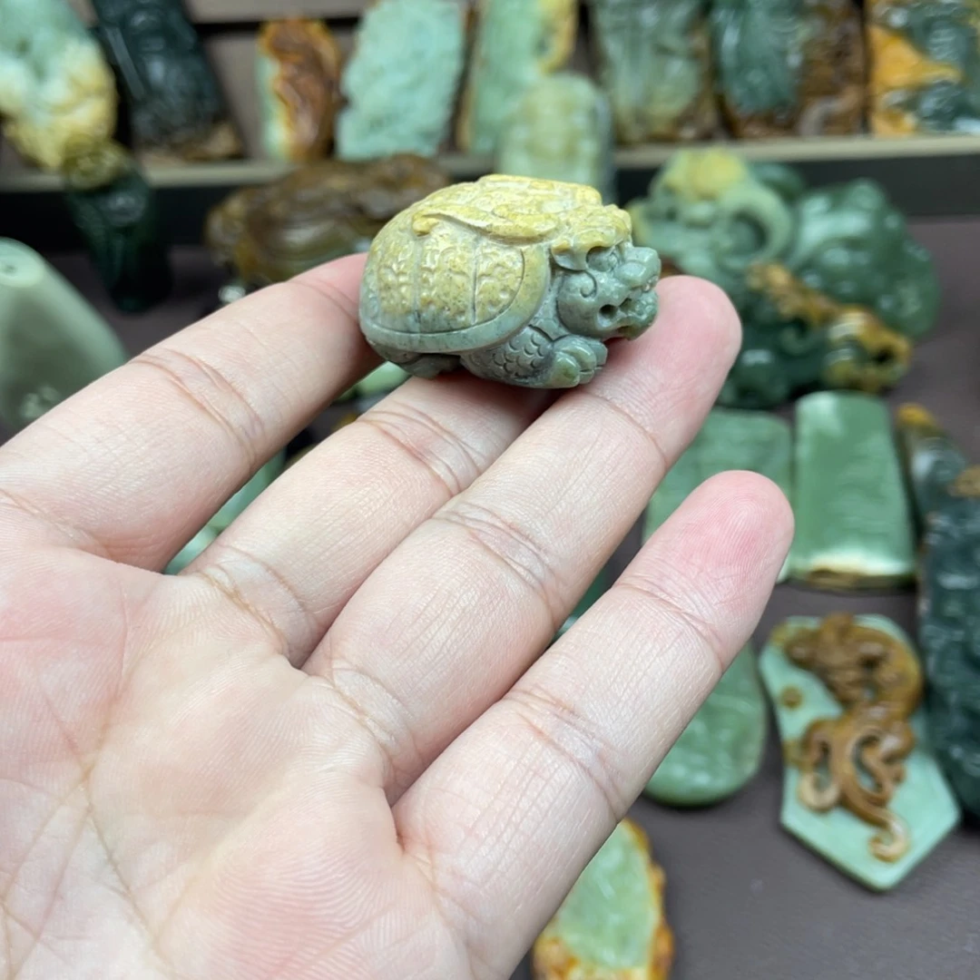 未镶嵌岫岩河磨玉（透闪石质玉）挂件