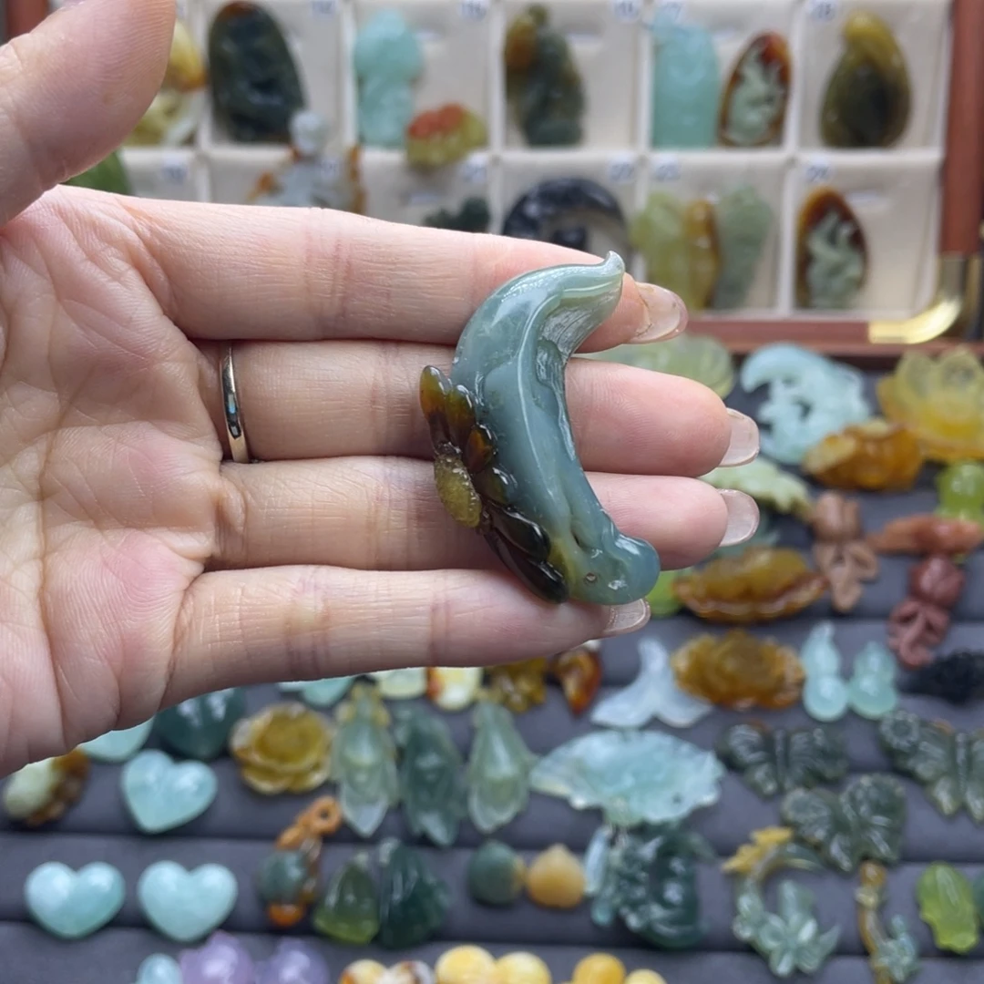 蛇纹石玉未镶嵌颈饰