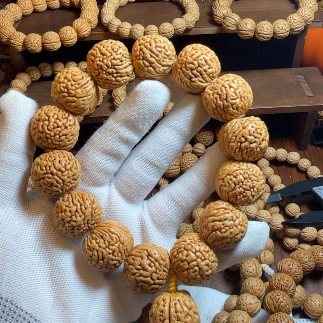 吊坠桃核山****.大凤尾手持