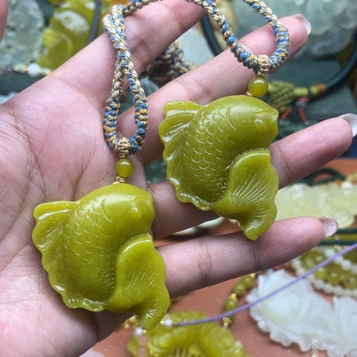 蛇纹石玉未镶嵌颈饰
