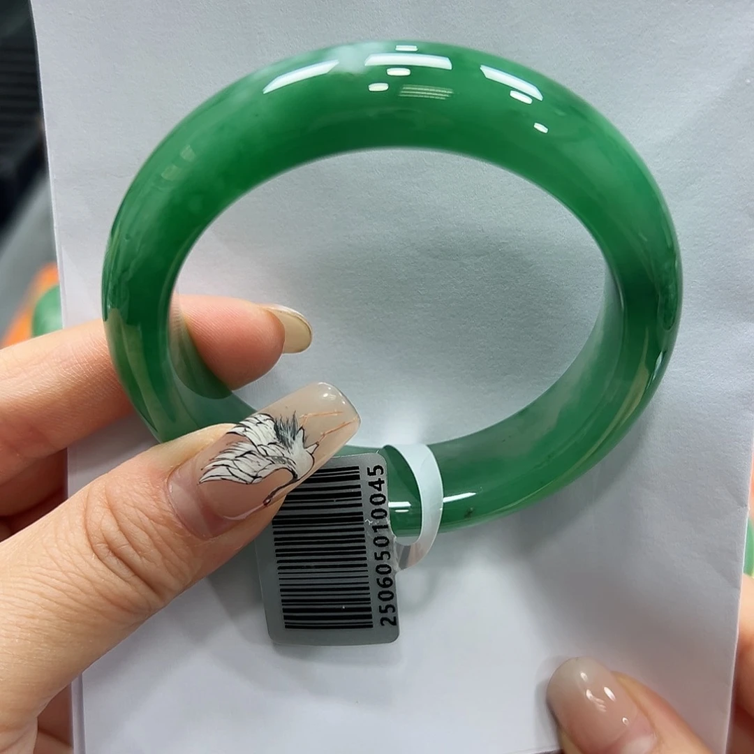 衣***店石英质玉（非洲翠）手镯未镶嵌