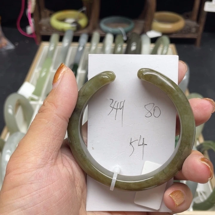 钮***吒和田玉手镯未镶嵌