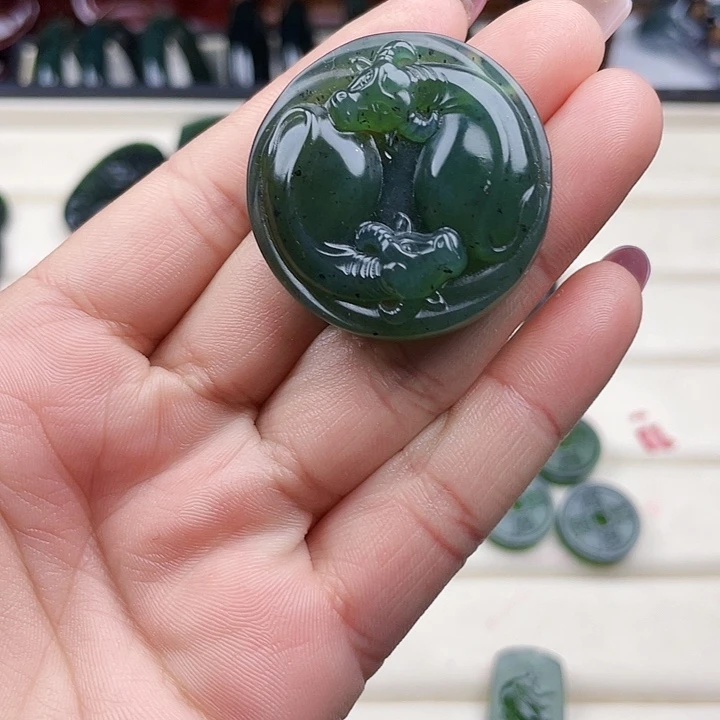 蛇纹石玉未镶嵌挂件泰山玉牛转乾坤