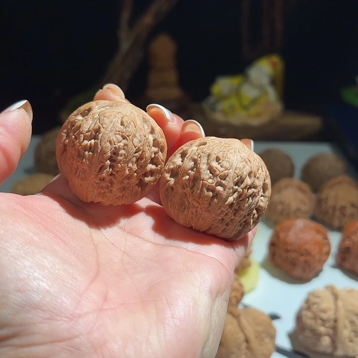 核桃文玩核桃绣球一对