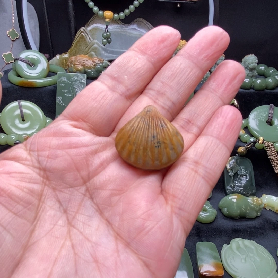 未镶嵌岫岩河磨玉（透闪石质玉）挂件