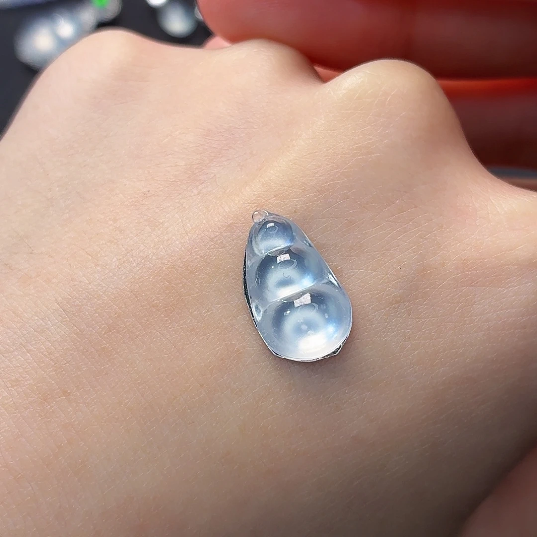 露***哈翡翠未镶嵌颈饰豆子