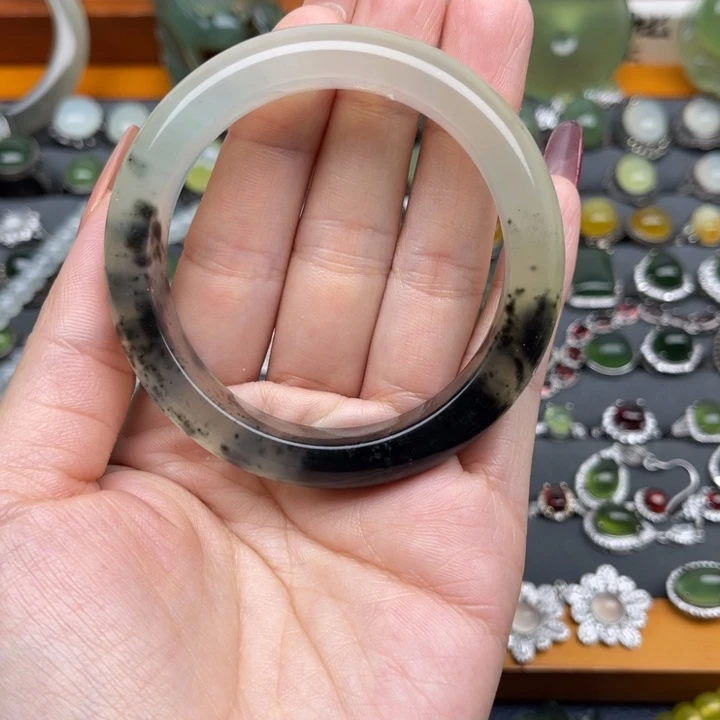 蛇纹石玉手镯未镶嵌扬*