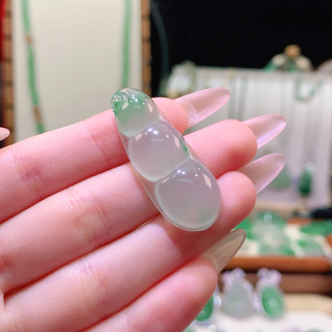 月***人石英质玉（非洲翠）未镶嵌颈饰豆子