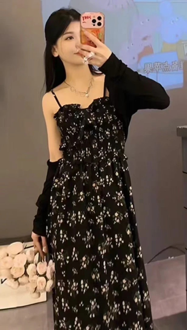 黑色碎花吊带连衣裙法式开叉设计海边度假长裙搭配黑色开衫法式赫