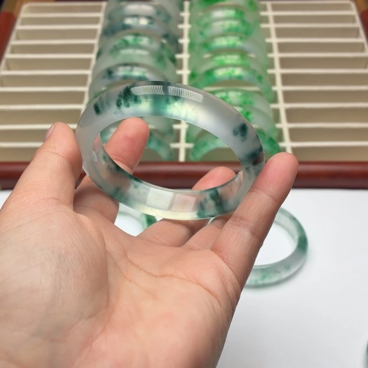 月***巴石英质玉未镶嵌手镯