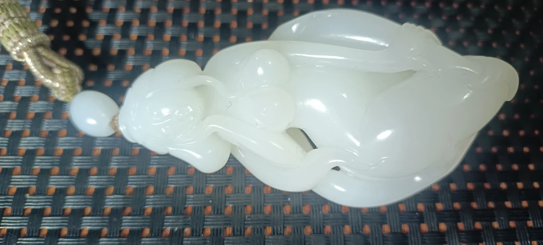 和田玉白玉，玉贵人，羊脂白，一级白。做工精致，老熟料，油细润白。
