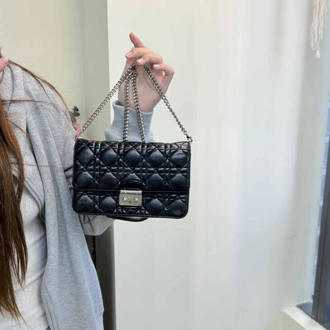 95新 DIOR/迪奥 95新黑色链条斜挎包