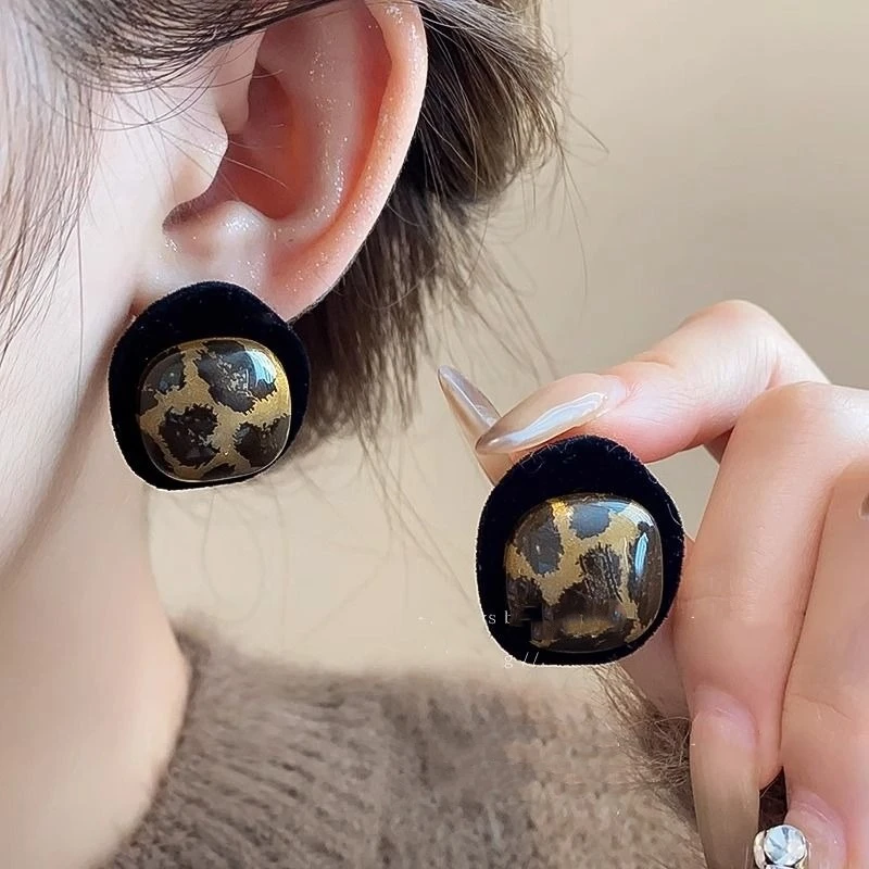 黑金豹纹耳钉新款爆款耳环复古法式气质小香风冬天耳饰