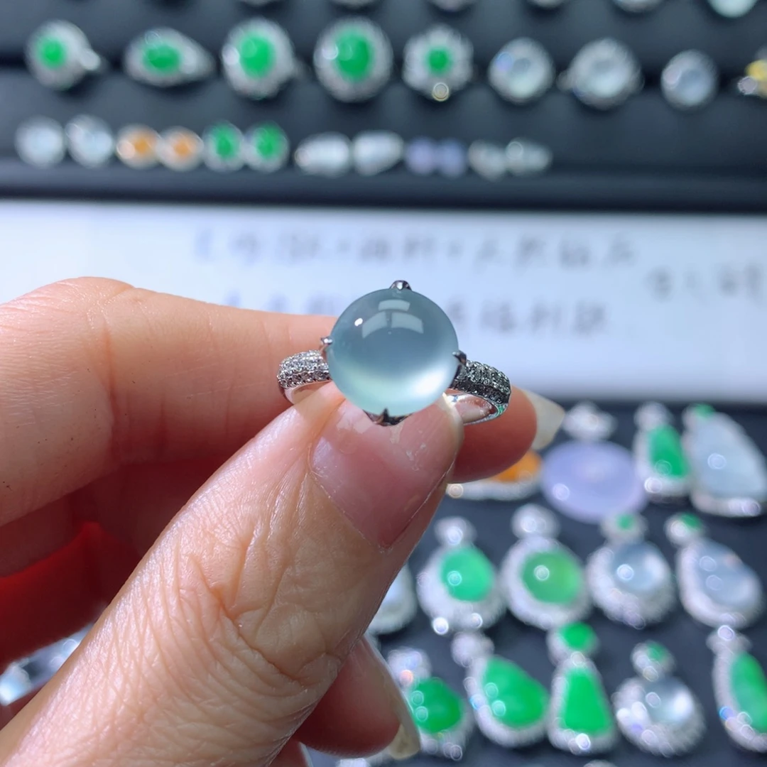 18K金镶嵌戒指翡翠伴钻