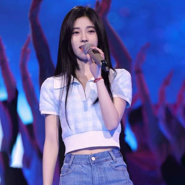 浅蓝色运动针织短袖v领polo字母短款上衣T恤2025夏季新款上衣女