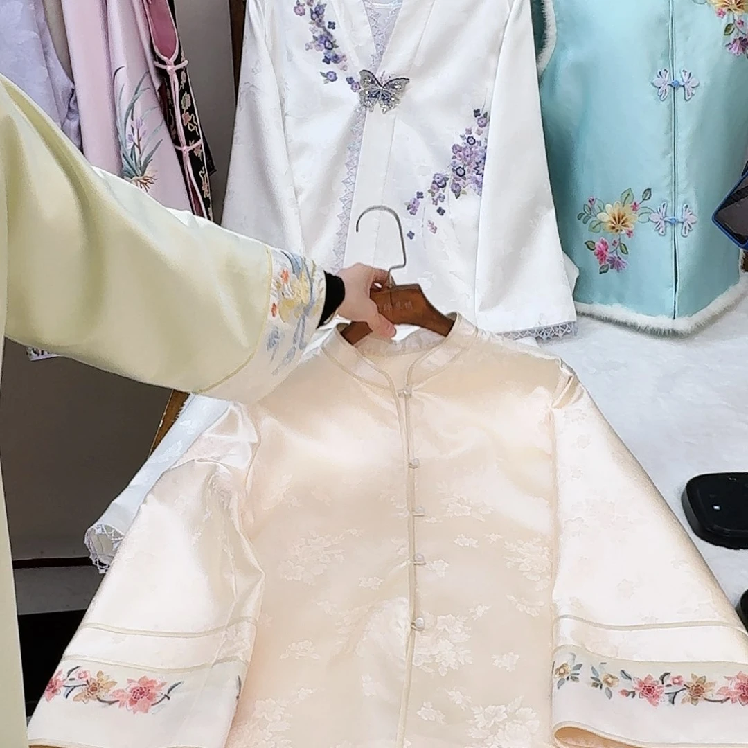 刺绣真丝黄色对襟上衣