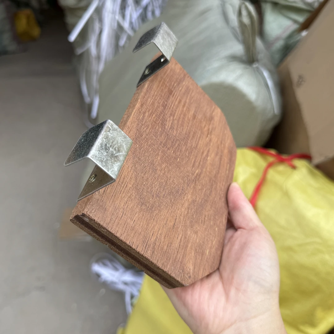 巢箱上挂的红木站架