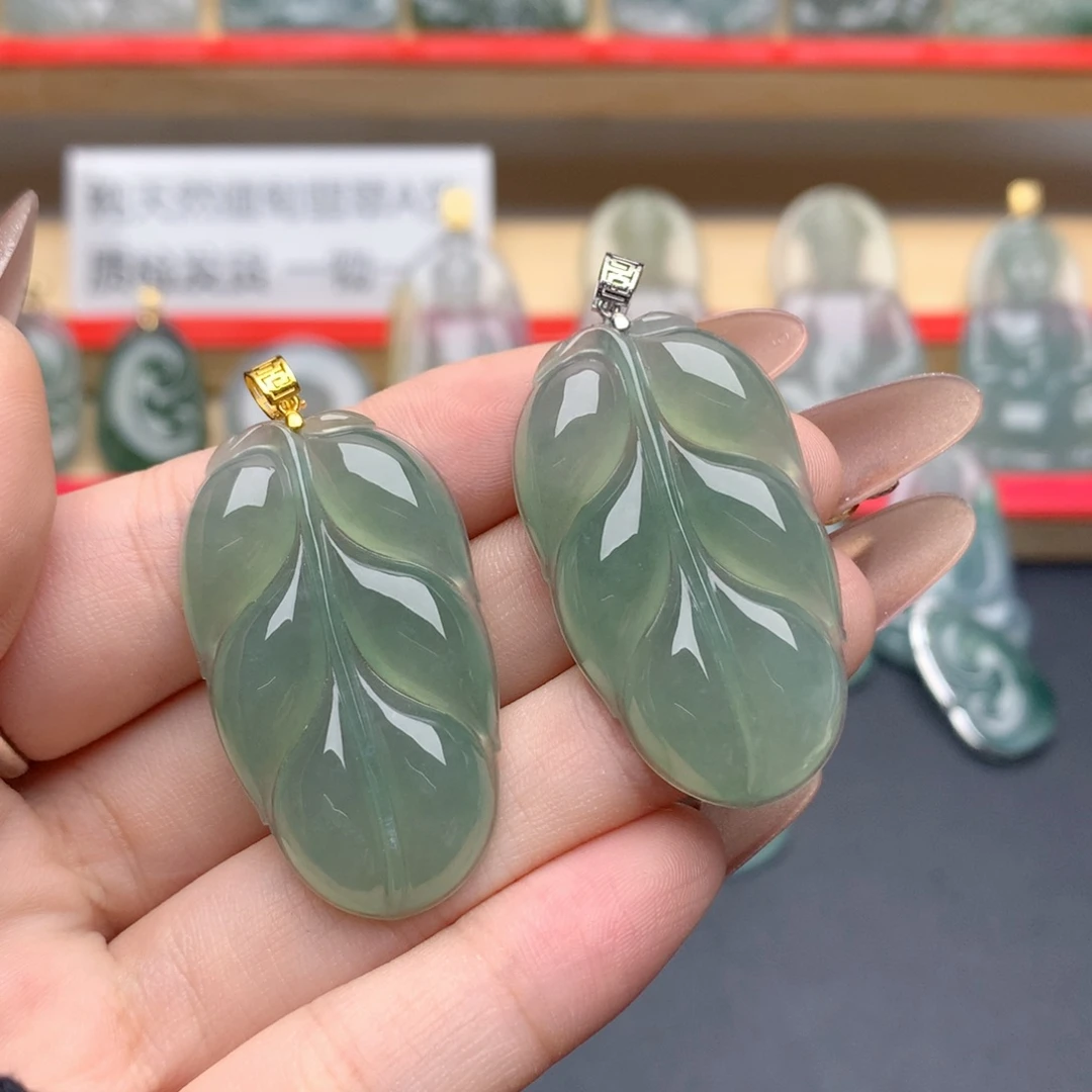 兜***仔翡翠18K金镶嵌颈饰叶子