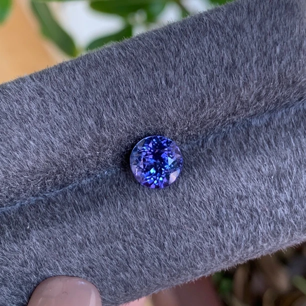 高品质天然坦桑石裸石颜色浓郁圆6.9mm净度高切割细腻火彩闪