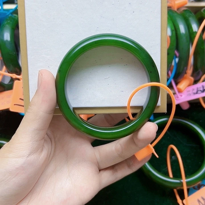 和田玉（碧玉）未镶嵌手镯