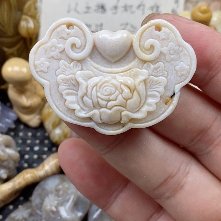 颈饰未镶嵌硅化珊瑚（珊瑚玉）有瑕