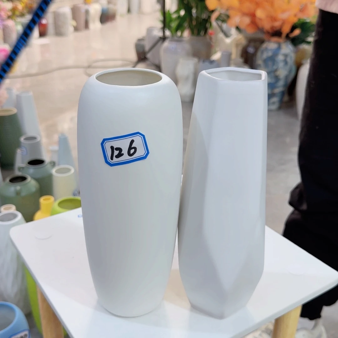 126号一对陶瓷高24厘米瑕疵