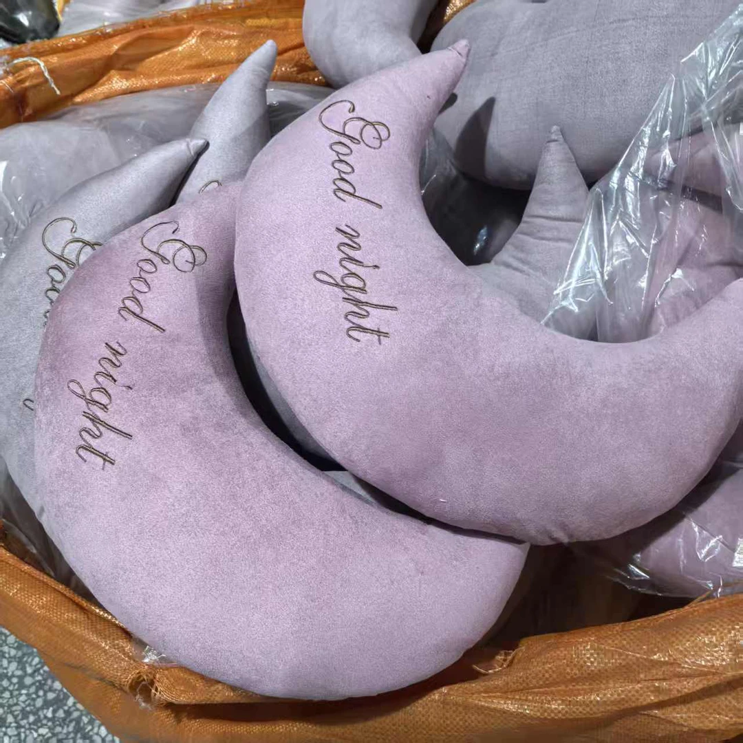 粉色刺绣月亮抱枕，发2个