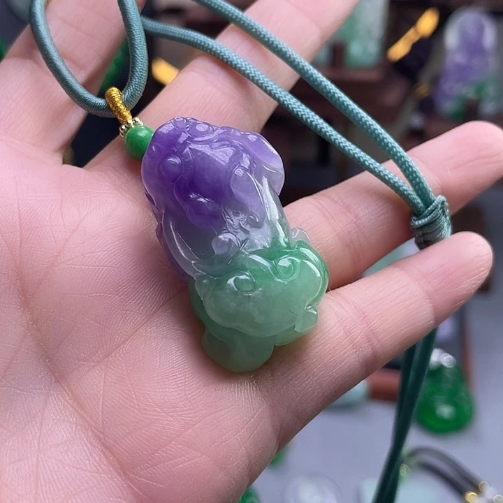 翡翠未镶嵌吊坠(赠链)