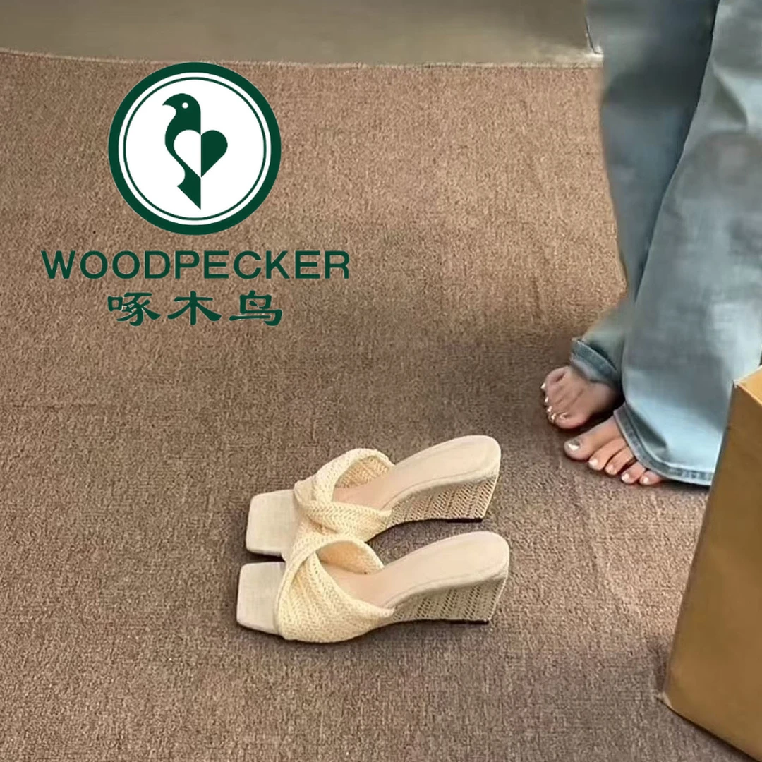 啄木鸟编织方头一字坡跟凉拖鞋女夏外穿厚底沙滩高跟草编露趾凉鞋