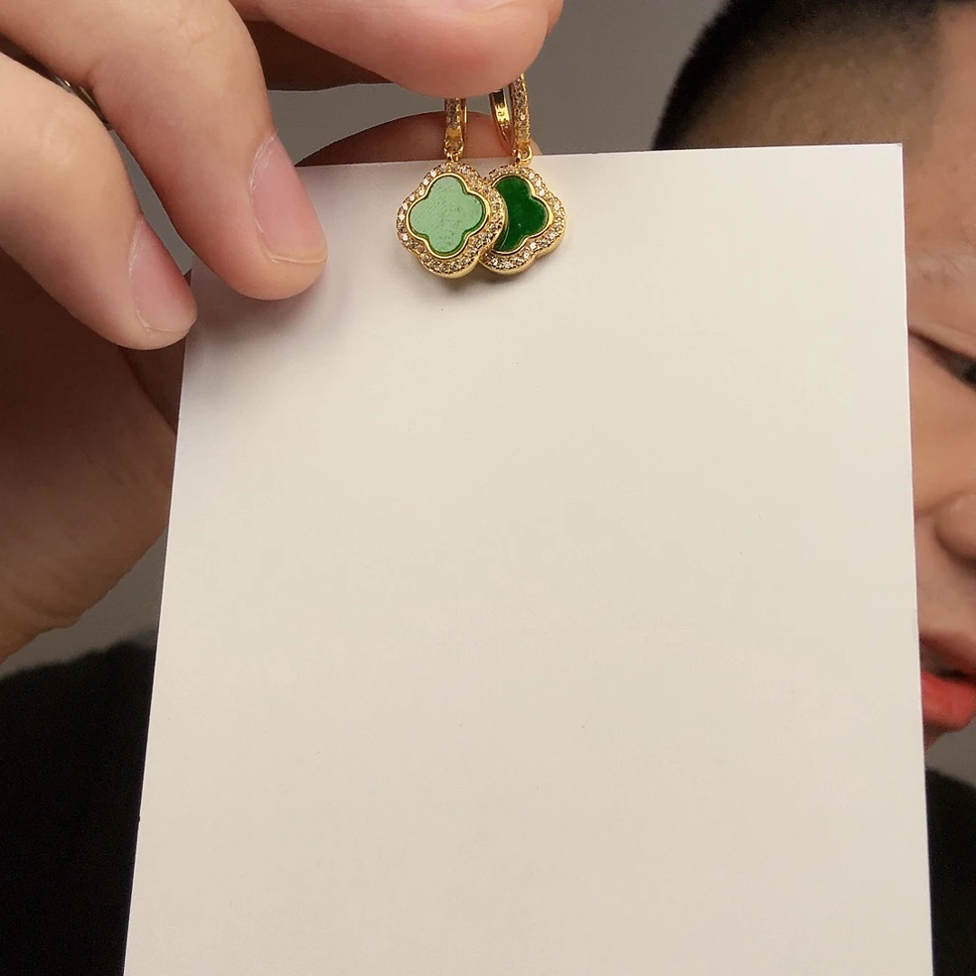 翡翠未镶嵌颈饰一对