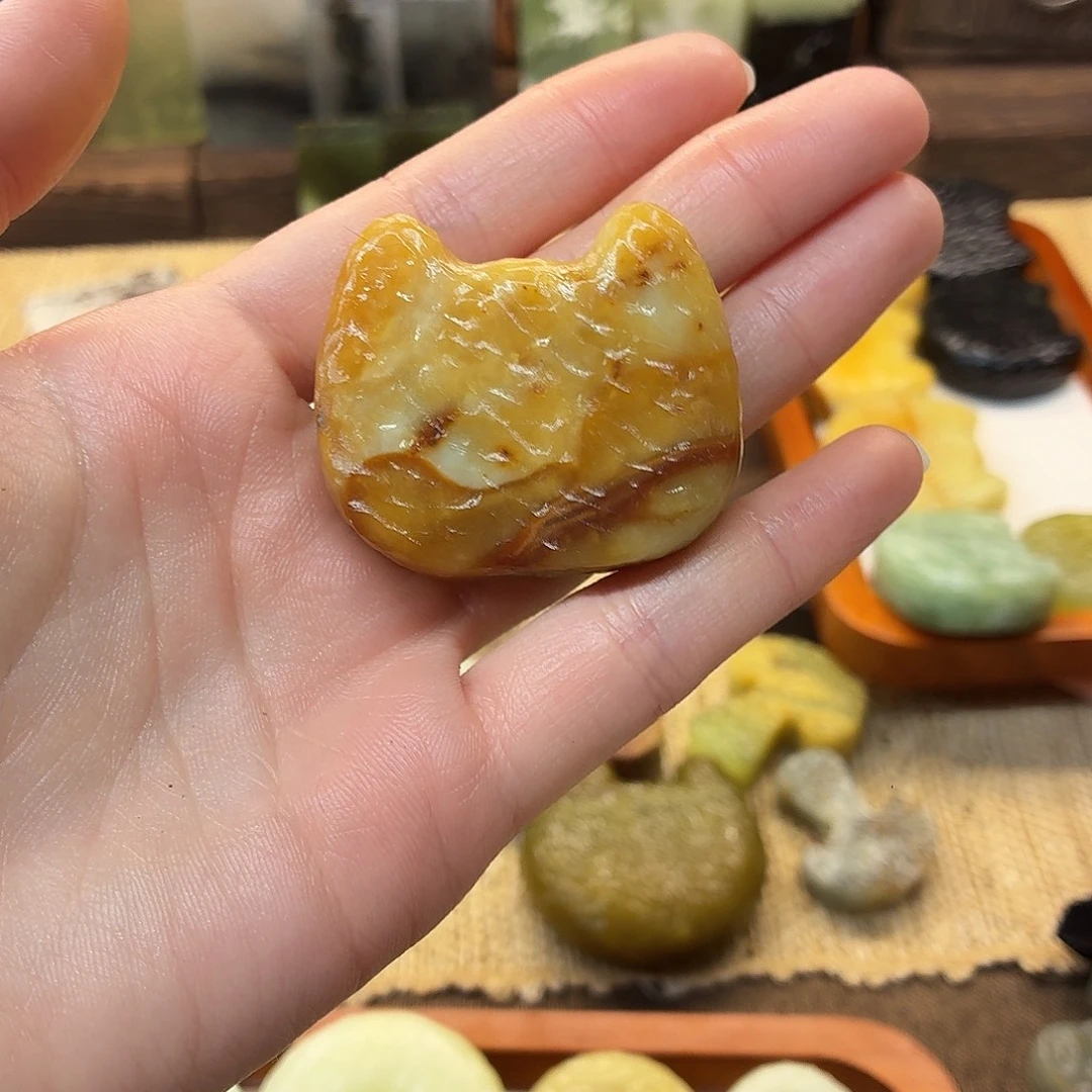 c***y蛇纹石玉未镶嵌颈饰