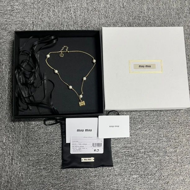 全新未使用 MIU MIU/缪缪 金色logo雕刻金属项链