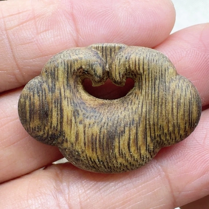 沉香沉香碎屑平安锁一个.1.9克