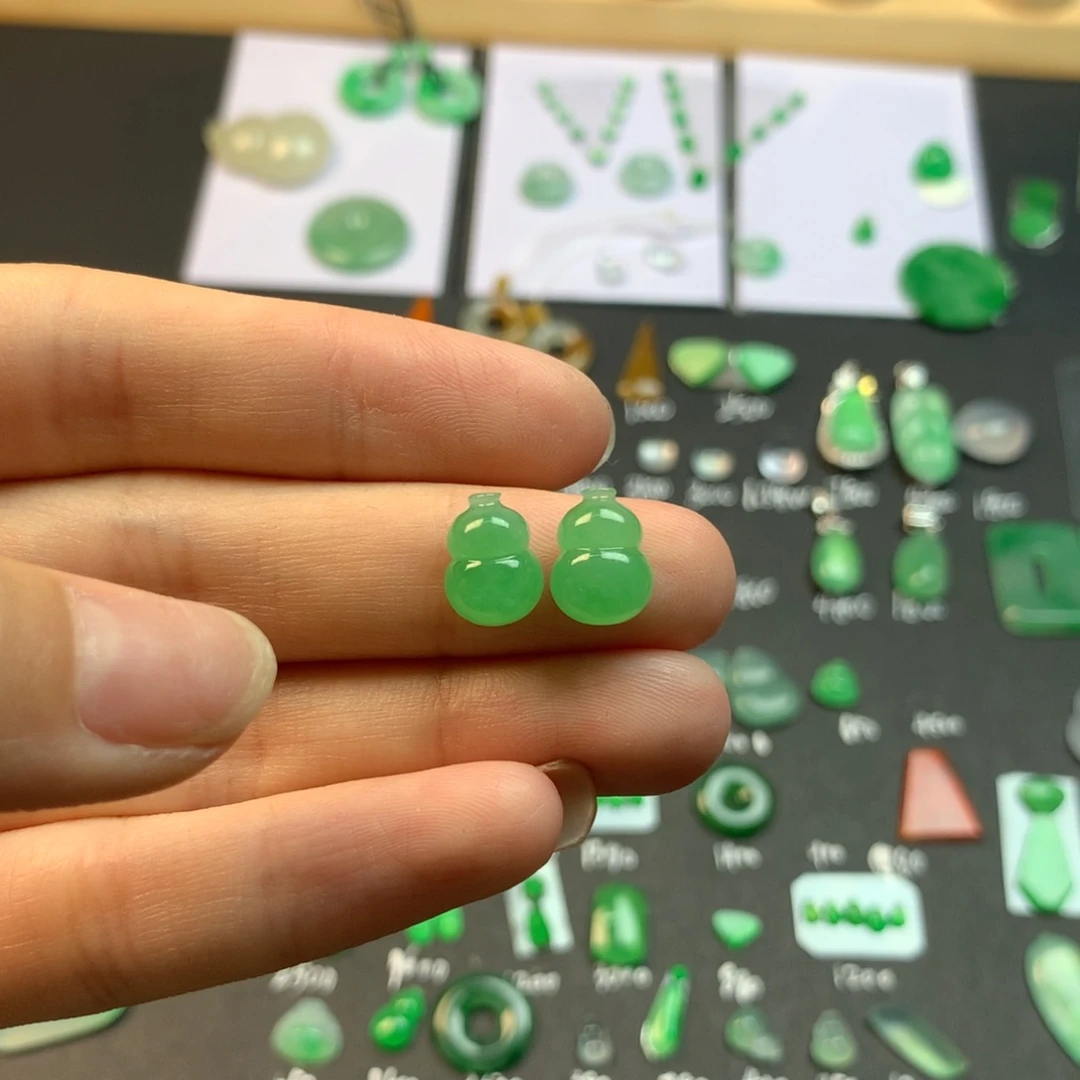 翡翠未镶嵌颈饰葫芦