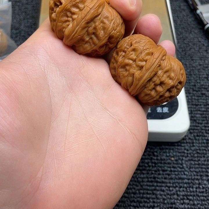 尝***依文玩核桃吊坠元宝