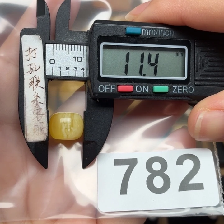 是****未镶嵌琥珀裸石微瑕