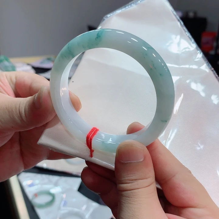 翡翠手镯未镶嵌翡翠手镯