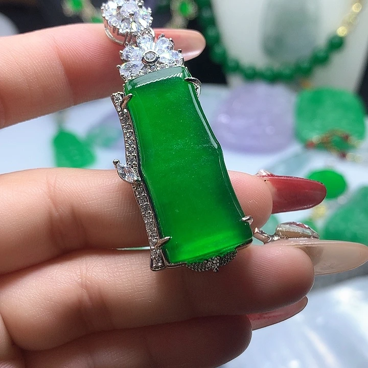 翡翠吊坠(赠链)未镶嵌