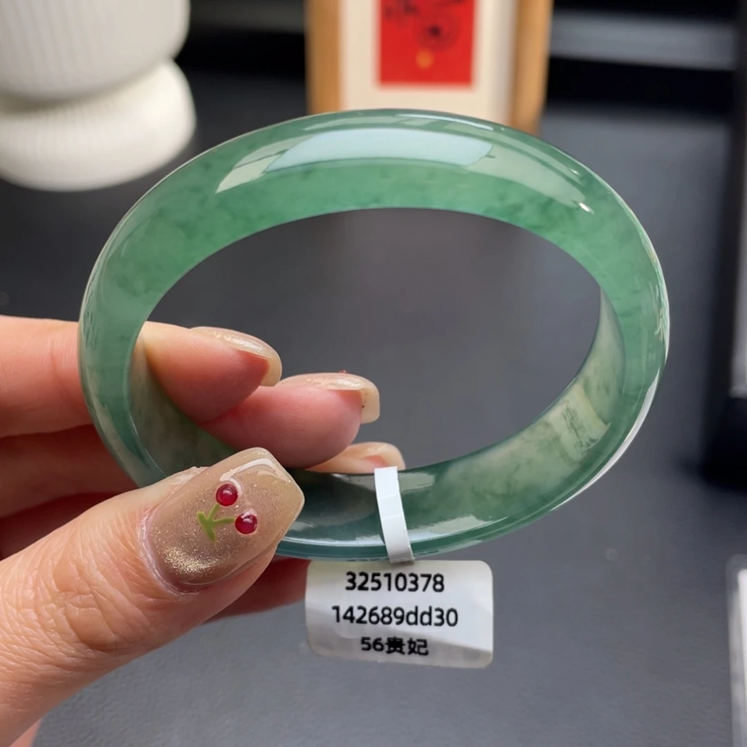 翡翠未镶嵌手镯贵妃56种色兼备 种老肉细 完整度高