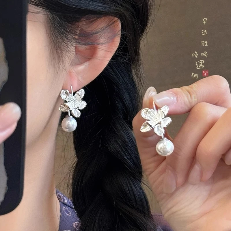 铜合金耳饰 新中式花朵珠珠锆石耳环女轻奢高级耳钩复古气质耳饰