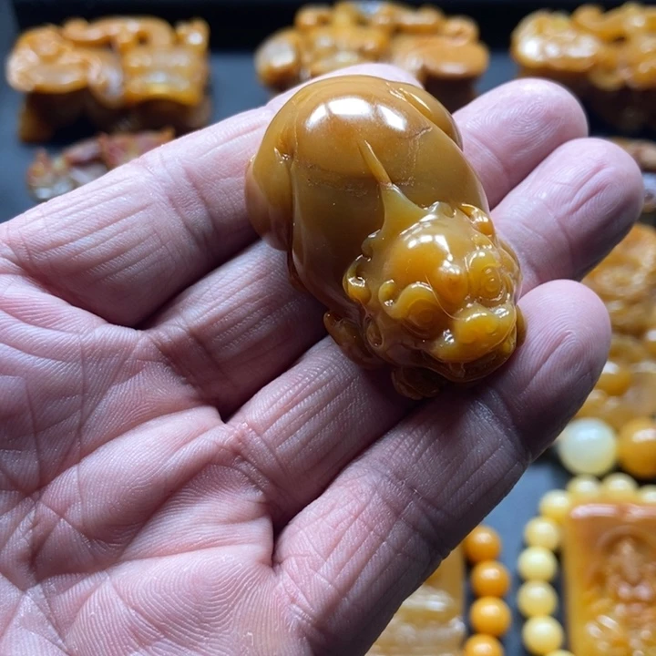 石英质玉（黄龙玉）未镶嵌颈饰