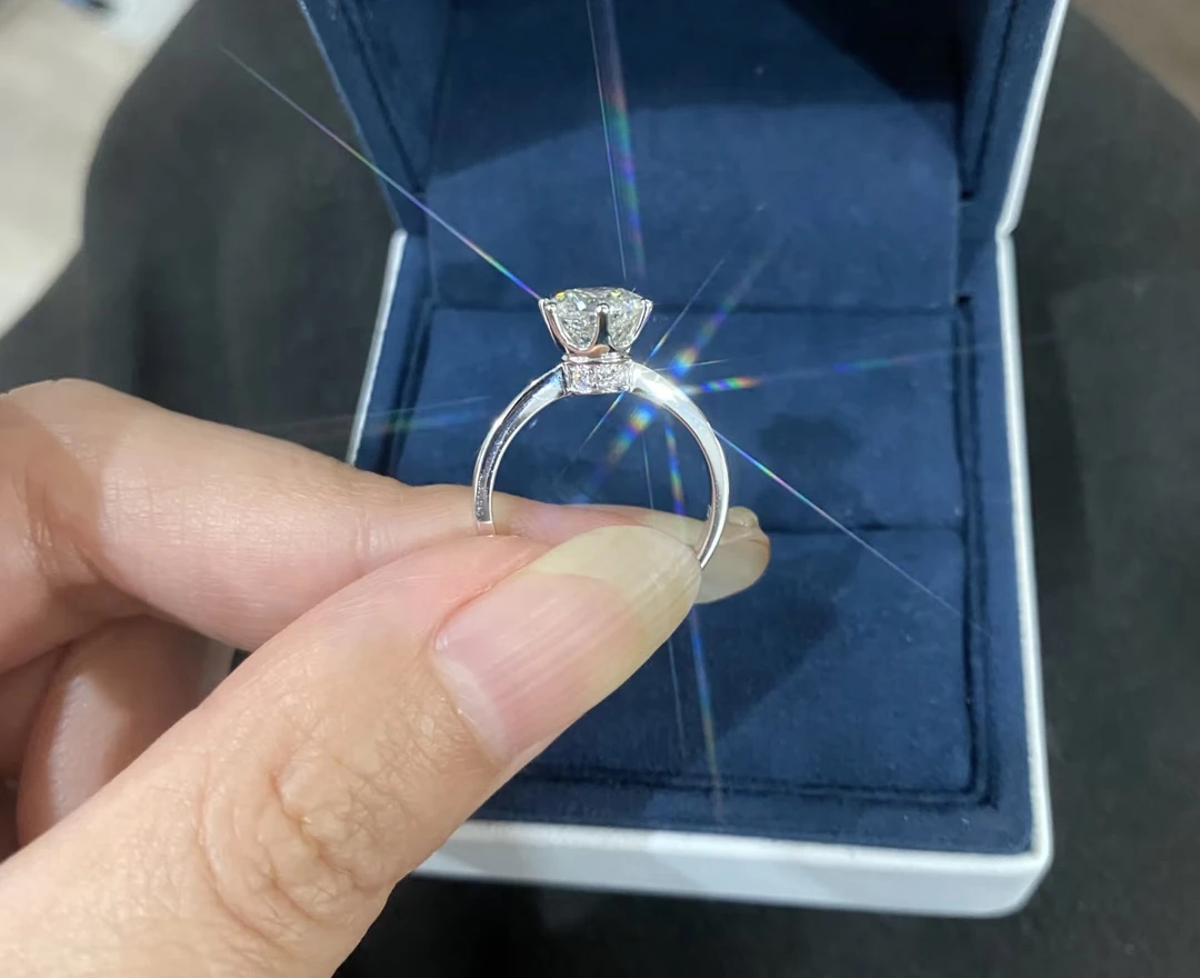 18K金皇冠六爪80分钻石戒指求婚经典结婚女王