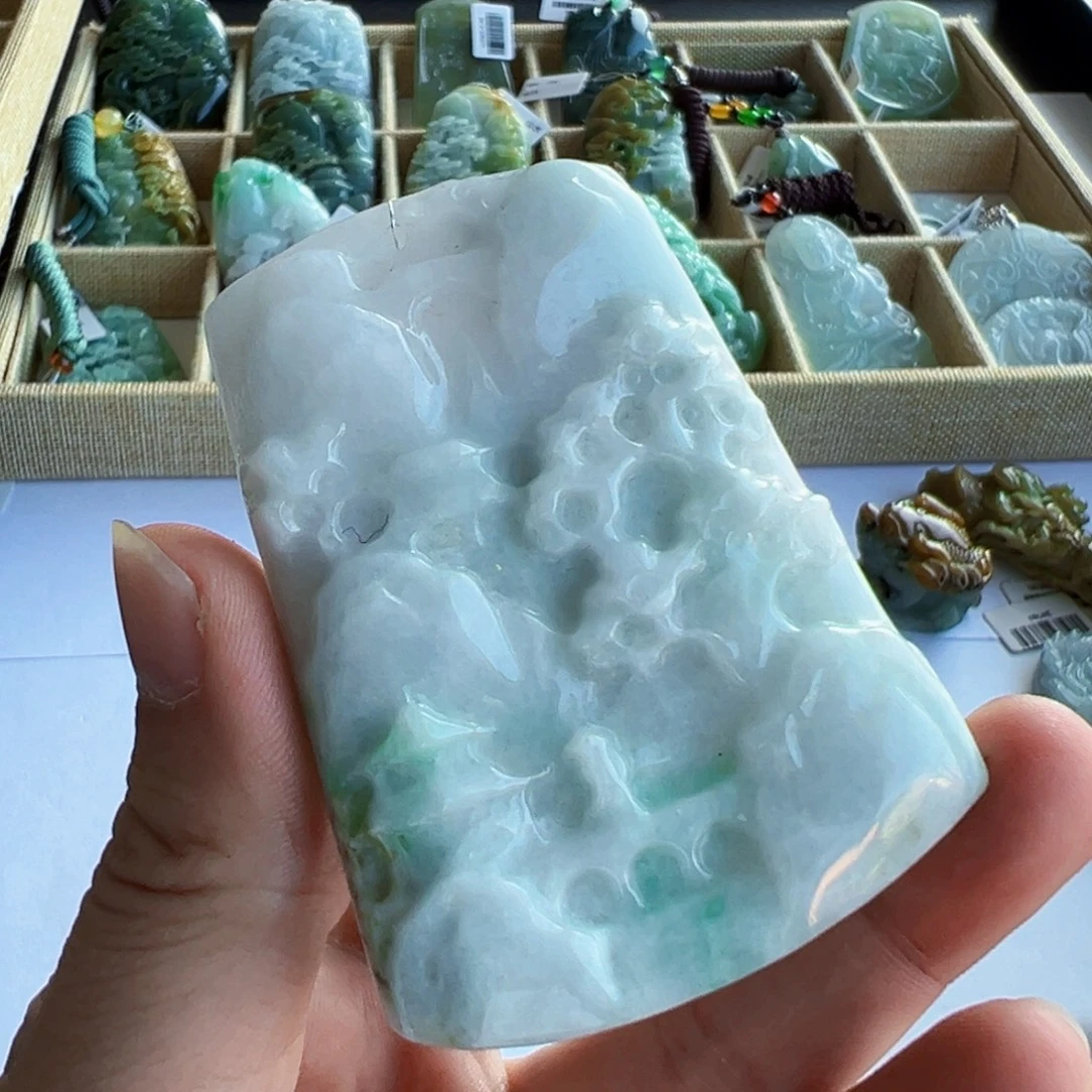 翡翠未镶嵌颈饰山水