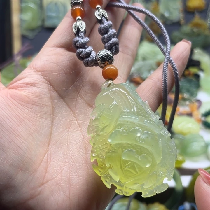 蛇纹石玉未镶嵌颈饰