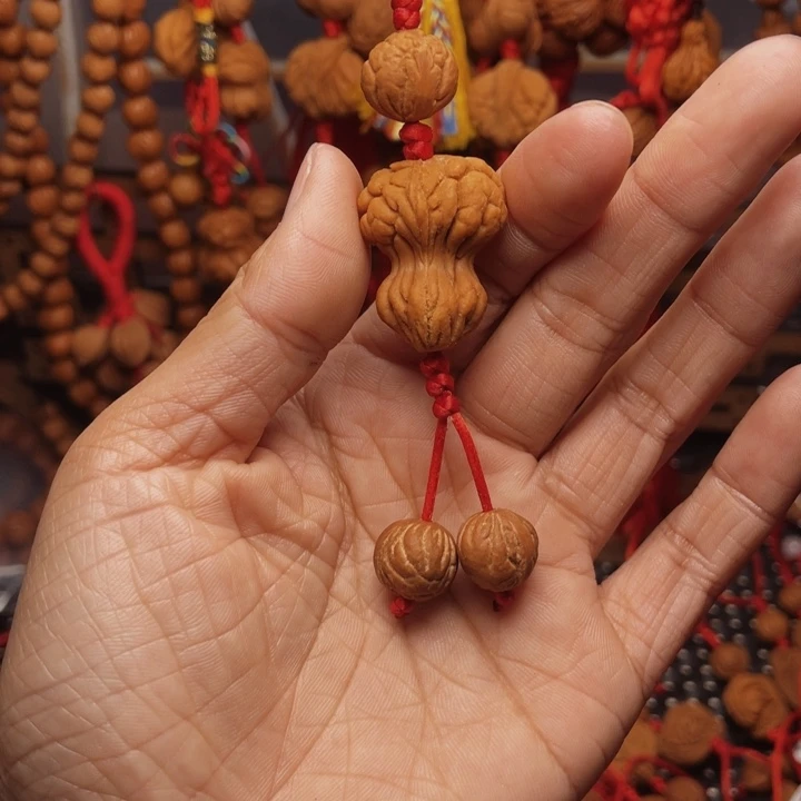 木质类龙纹桃枭挂件