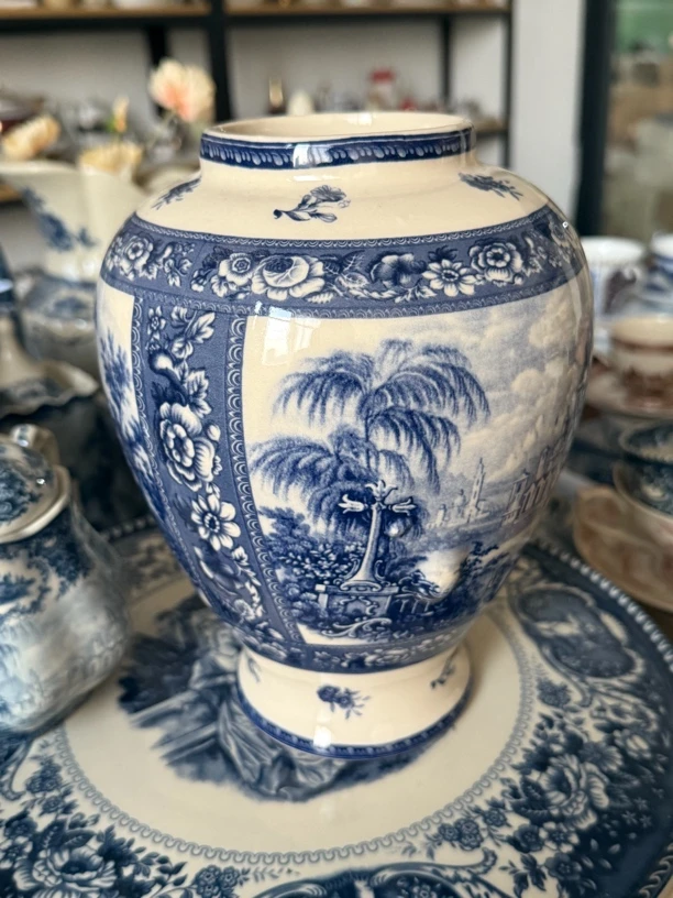 有瑕鼓包蓝色城堡花瓶