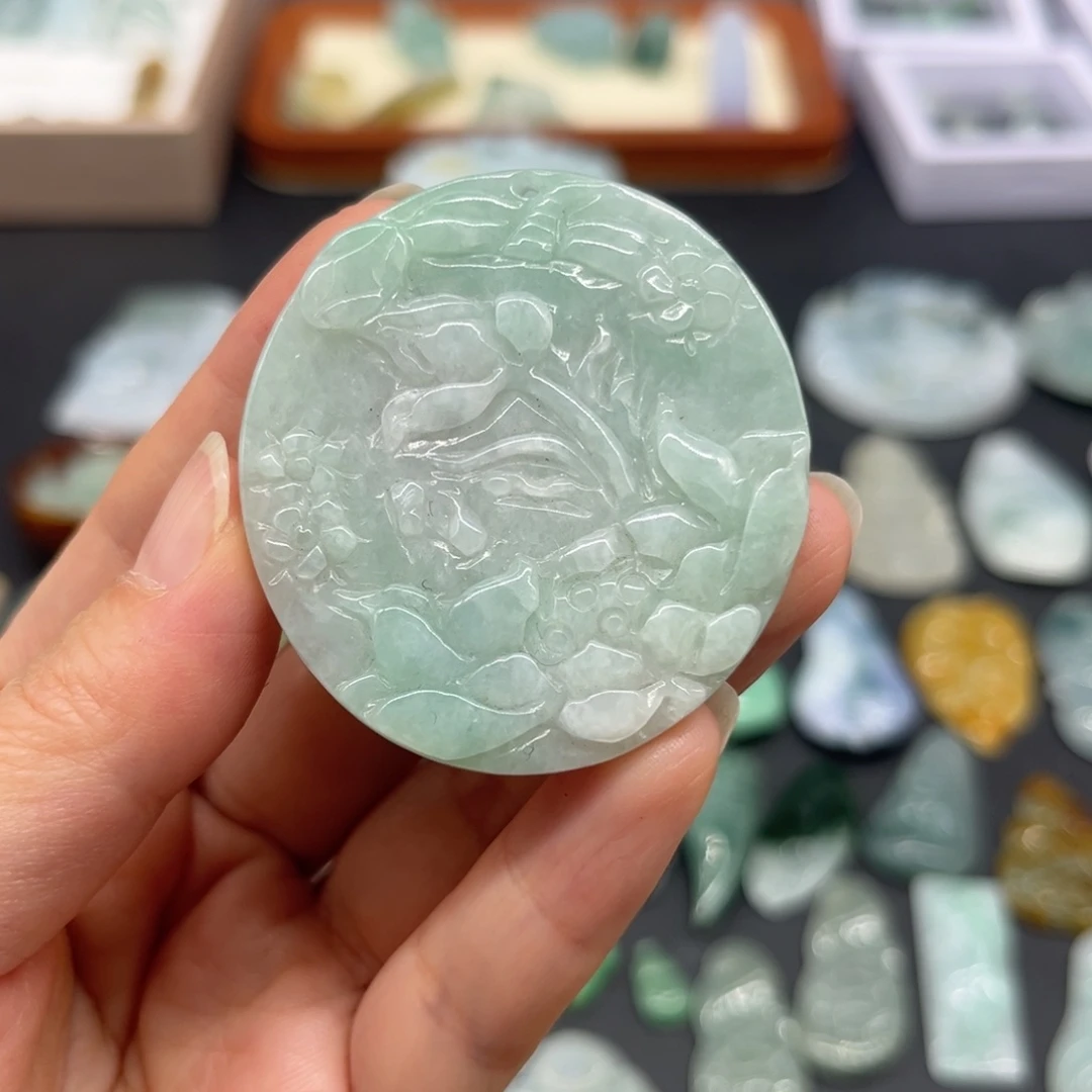 翡翠未镶嵌颈饰荷花牌