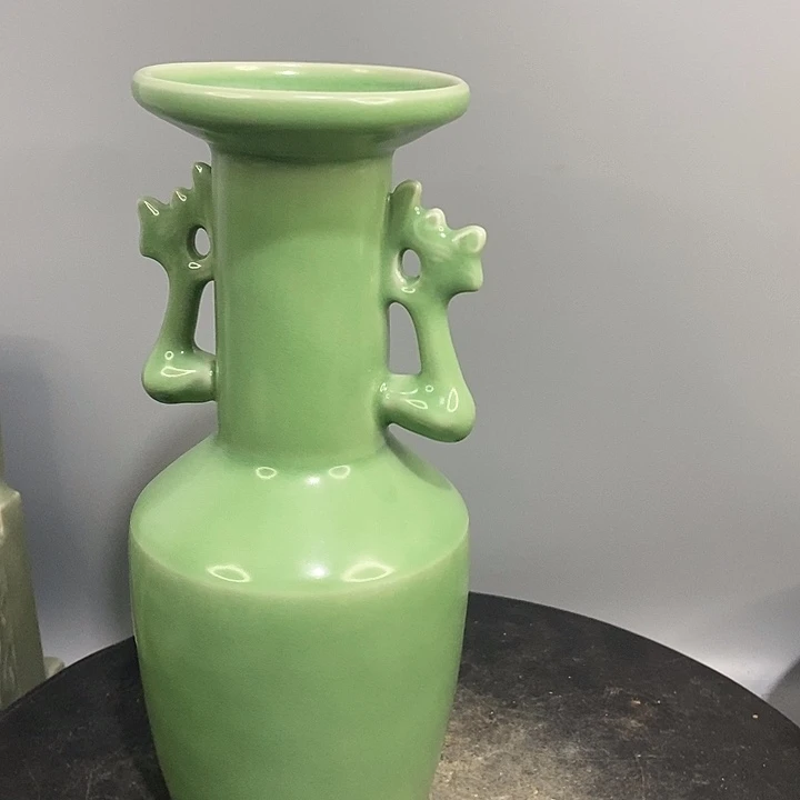 龙泉双凤瓶造型独特
